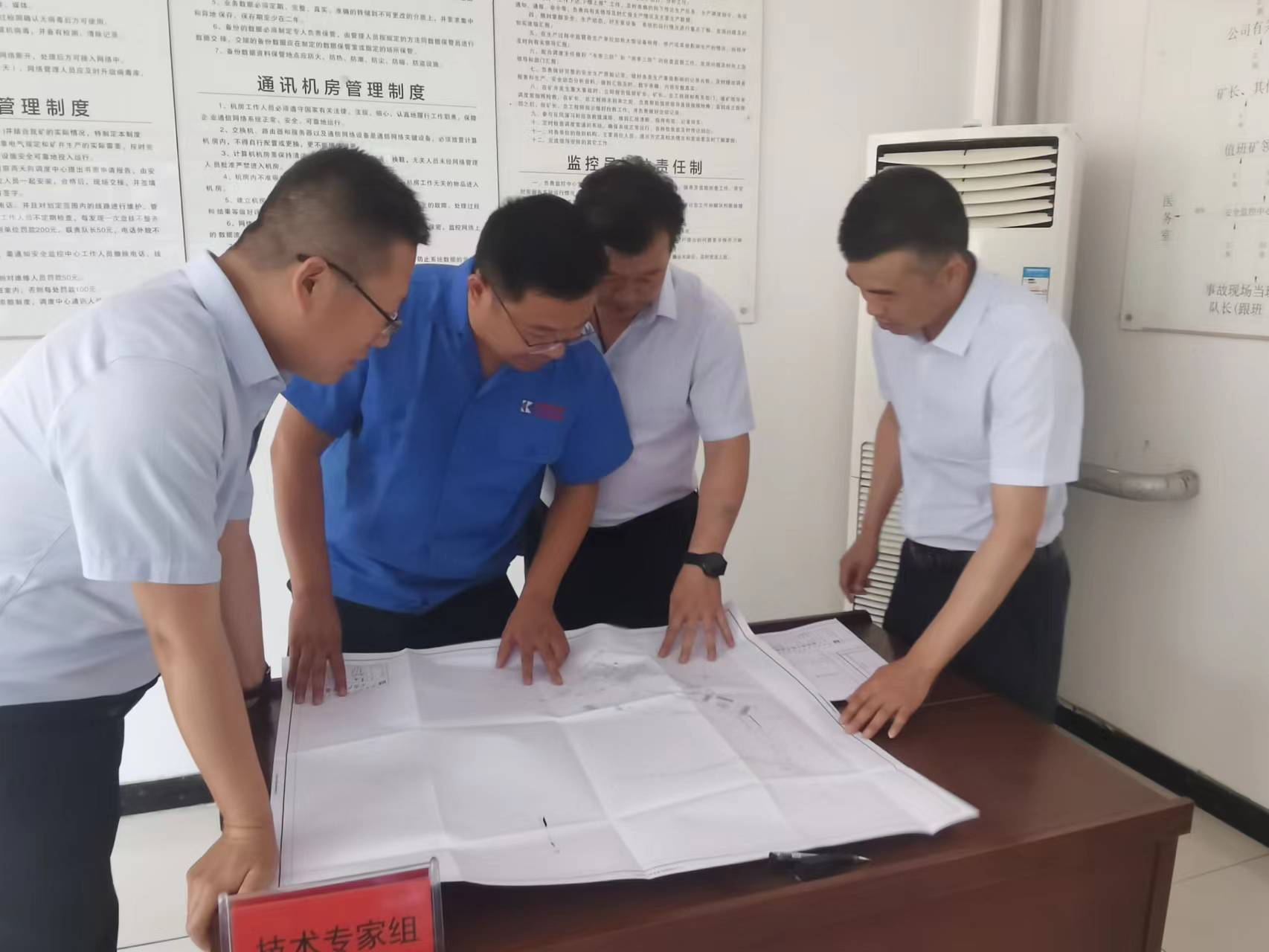 技术组成员钻研救灾规划  南渭平 摄.jpg