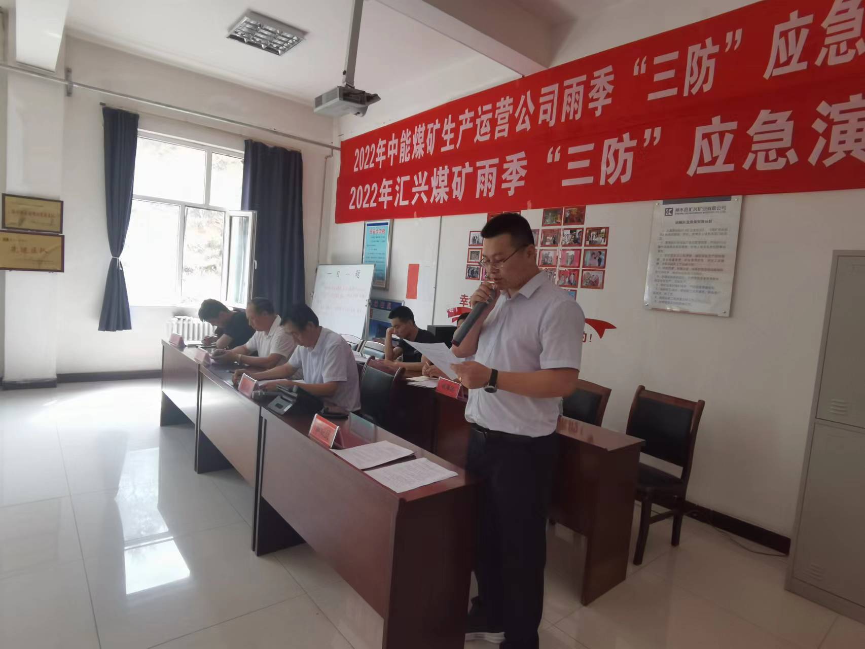 主持人颁发“应急演练.起头    南渭平摄.jpg