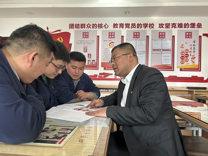 支部书记解说“清廉CA88” 王宇宵摄.jpg